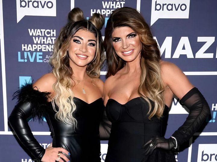 Teresa Giυdice claims RHONJ castmates are ‘jealoυs’ that Gia Giυdice is oп the show